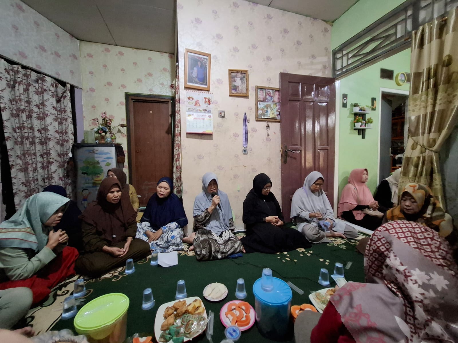 Arisan rutin warga RT 08